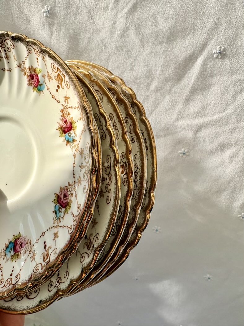 Antique Royal Albert Crown China set for 6 - in total are 21 pieces