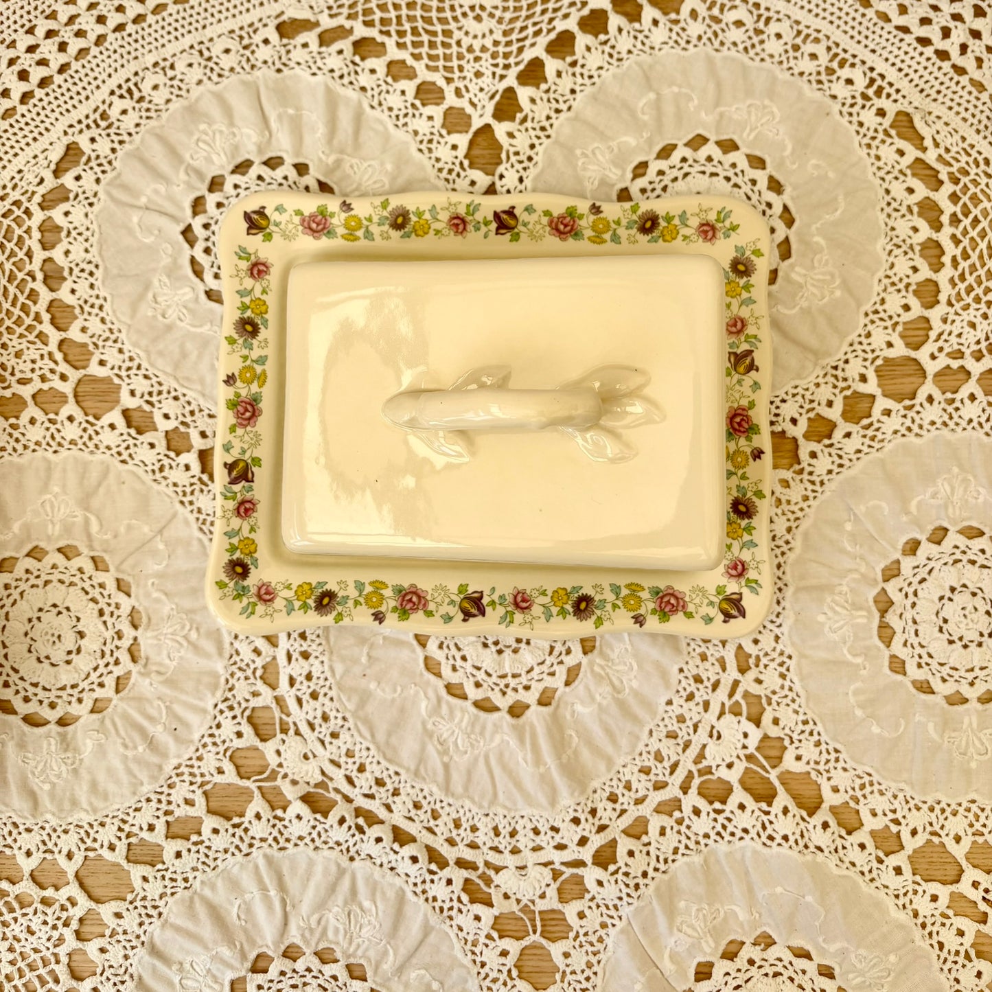 Vintage Masons Madrigal lidded cheese dish in ceramic pottery design