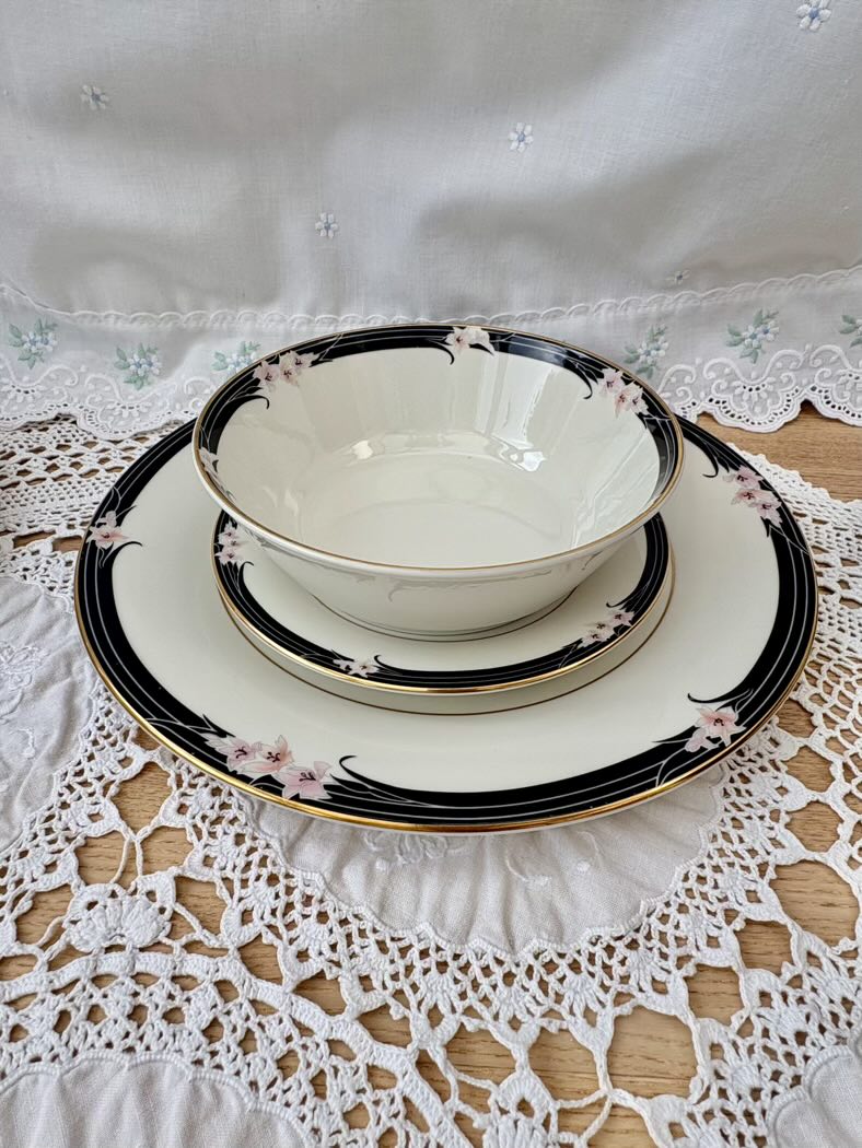 Royal Doulton Vogue Enchantment TC1156 Bone China Dinner Service 36 Pieces 1984