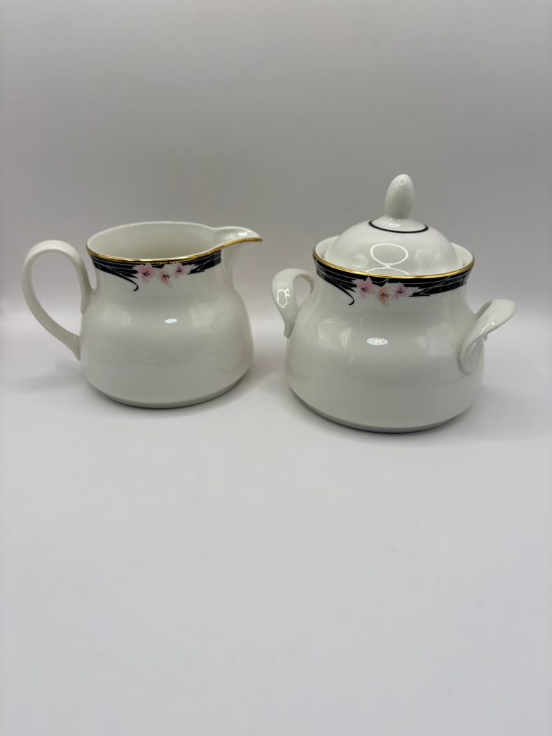 Royal Doulton Vogue Enchantment TC1156 Bone China Dinner Service 36 Pieces 1984
