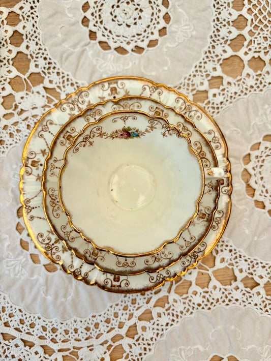 Antique Royal Albert Crown China set for 6 - in total are 21 pieces