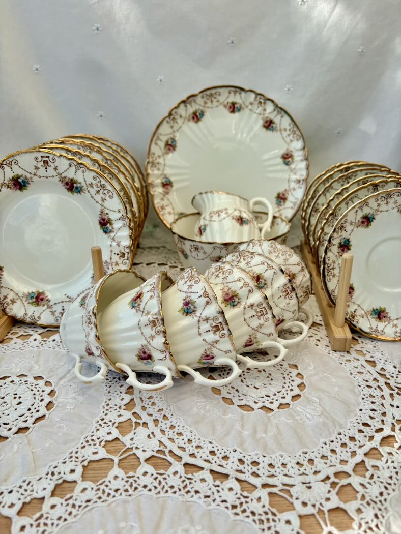 Antique Royal Albert Crown China set for 6 - in total are 21 pieces