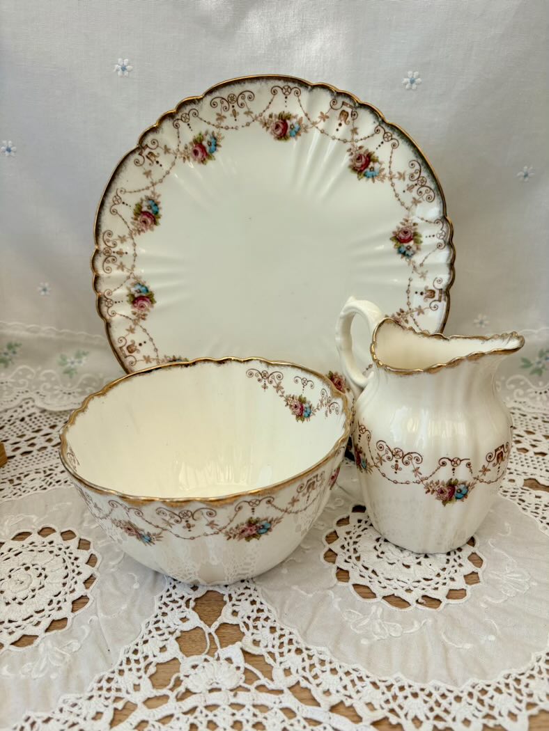 Antique Royal Albert Crown China set for 6 - in total are 21 pieces