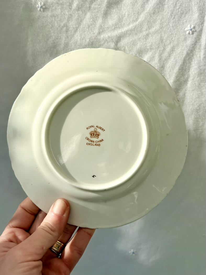 Antique Royal Albert Crown China set for 6 - in total are 21 pieces