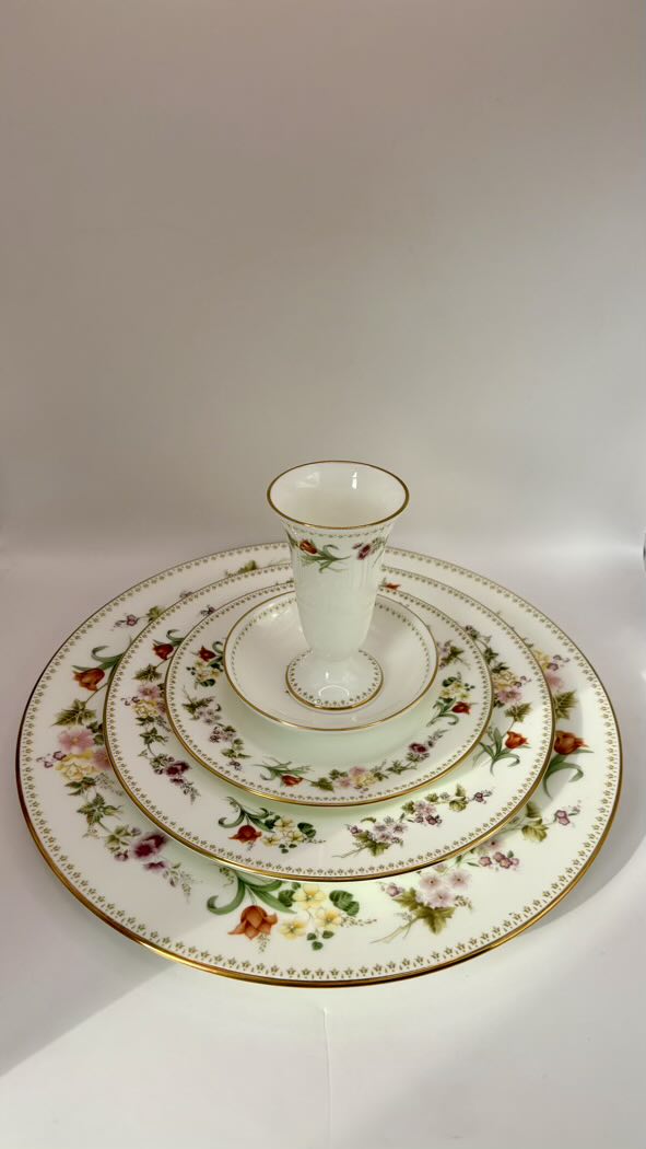 Set of decorative plates with a central vase on a white background