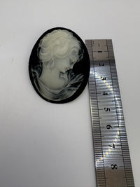 Elegant Vintage Cameo Brooch Pin – Timeless Fashion Accessory