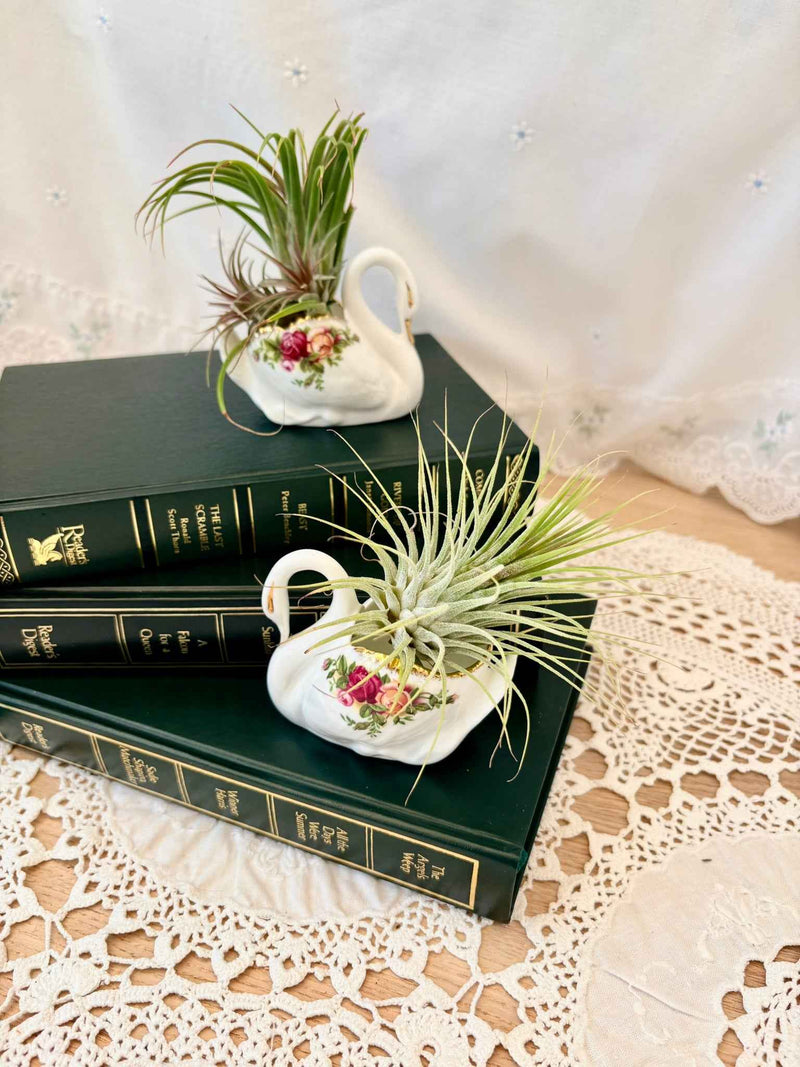 Set of 2 Royal Albert Old Country Roses Swans vases – Gold Trim 1970s