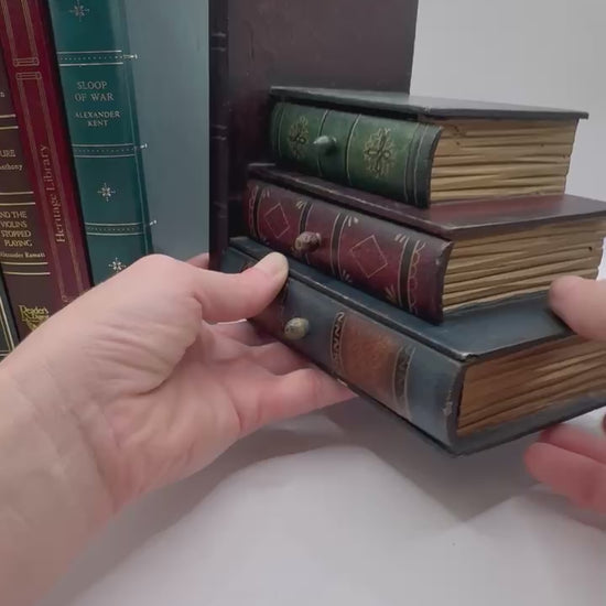 Video: Slow rotation showing all sides of storage box