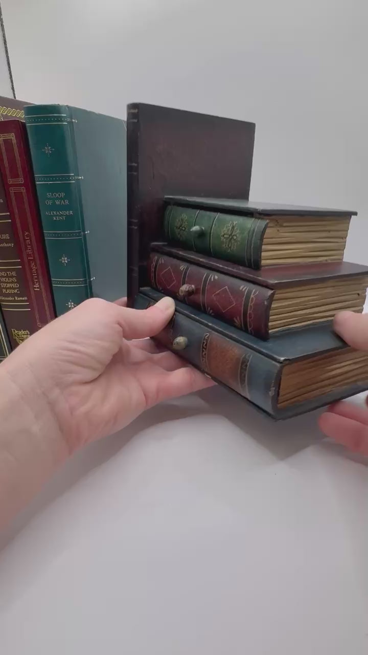 Video: Slow rotation showing all sides of storage box