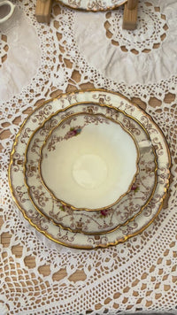 Antique Royal Albert Crown China set for 6 - in total are 21 pieces